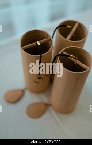 Musique du vent - cloches sons des éléments debout sur une table dans une pièce lumineuse Banque D'Images
