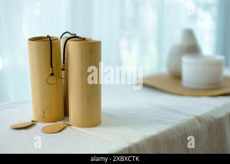 Musique du vent - cloches sons des éléments debout sur une table dans une pièce lumineuse Banque D'Images