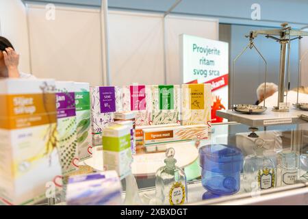 Osijek/ Croatie - 7 06 2024 : salon de la santé et de la beauté. exposition présentant une variété de tisanes et de remèdes naturels lors d'une exposition sur la santé. Le di Banque D'Images