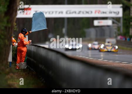 Le Mans, France. 13 juin 2024. commissaire, marshall lors des 24 heures du Mans 2024, 4ème manche du Championnat du monde d'Endurance FIA 2024, sur le circuit des 24 heures du Mans, le 13 juin 2024 au Mans, France - photo François Flamand/DPPI crédit : DPPI Media/Alamy Live News Banque D'Images