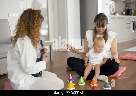 maman et bébé tout-petit s'amusant à la classe de musique Banque D'Images