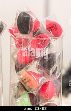 Osijek/ Croatie - 7 06 2024 : salon de la santé et de la beauté. Mélangeurs de maquillage colorés dans un emballage transparent dans un magasin de fournitures de beauté Banque D'Images