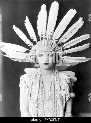 TALLULAH BANKHEAD .circa 1925 : portrait promotionnel en studio de l'acteur américain Tallulah Bankhead (1903-1968) portant une grande coiffe en plumes et des colliers perlés, avec un fond sombre. Dans la scène londonienne production de The Dancers (1923).*Filmstill - usage éditorial seulement*.Cap/PLF.fourni par Credit : Capital Pictures/Alamy Live News Banque D'Images