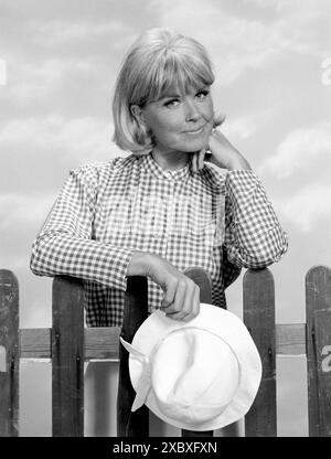 DORIS DAY, l'actrice américaine Doris Day tient son chapeau et s'appuie contre une clôture de piquet, menton à la main, dans un portrait formel de Doris Martin, son personnage dans 'The Doris Day Show', 7 juin 1968.*Filmstill - usage éditorial seulement*.Cap/PLF.fourni par Credit : Capital Pictures/Alamy Live News Banque D'Images