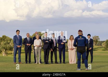 Toasts, . 13 juin 2024. Les dirigeants du G7 observent les performances des parachutistes de l'armée italienne lors du sommet du G7 à Borgo Egnazia (Brindisi), en Italie, le 13 juin 2024. Les dirigeants du G7 observent la performance des parachutistes de l’armée italienne lors du sommet du G7 à Borgo Egnazia (Brindisi) en Italie le 13 juin 2024. Crédit : Agence photo indépendante/Alamy Live News Banque D'Images