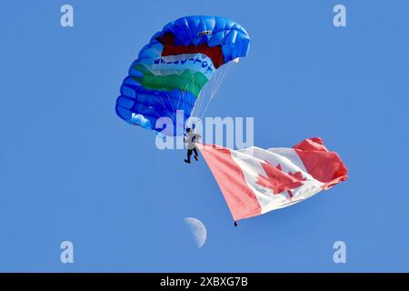 Toasts, . 13 juin 2024. La performance des parachutistes de l'armée italienne au sommet du G7 à Borgo Egnazia (Brindisi) en Italie le 13 juin 2024. Crédit : Agence photo indépendante/Alamy Live News Banque D'Images
