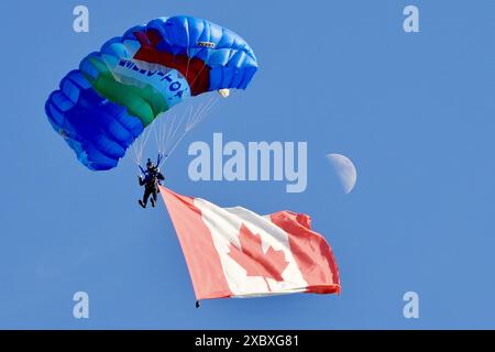 Toasts, . 13 juin 2024. La performance des parachutistes de l'armée italienne au sommet du G7 à Borgo Egnazia (Brindisi) en Italie le 13 juin 2024. Crédit : Agence photo indépendante/Alamy Live News Banque D'Images