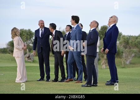 Toasts, . 13 juin 2024. Les dirigeants du G7 observent les performances des parachutistes de l'armée italienne lors du sommet du G7 à Borgo Egnazia (Brindisi), en Italie, le 13 juin 2024. Les dirigeants du G7 observent la performance des parachutistes de l’armée italienne lors du sommet du G7 à Borgo Egnazia (Brindisi) en Italie le 13 juin 2024. Crédit : Agence photo indépendante/Alamy Live News Banque D'Images