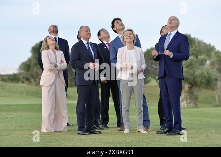 Toasts, . 13 juin 2024. Les dirigeants du G7 observent les performances des parachutistes de l'armée italienne lors du sommet du G7 à Borgo Egnazia (Brindisi), en Italie, le 13 juin 2024. Les dirigeants du G7 observent la performance des parachutistes de l’armée italienne lors du sommet du G7 à Borgo Egnazia (Brindisi) en Italie le 13 juin 2024. Crédit : Agence photo indépendante/Alamy Live News Banque D'Images