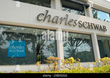 New York, États-Unis. 12 juin 2024. Un bâtiment Charles Schwab est vu dans le quartier Manhasset à long Island, New York. Crédit : SOPA images Limited/Alamy Live News Banque D'Images