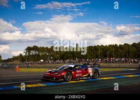 66 PETROBELLI Giacomo (ita), TEN VOORDE Larry (nld), YOLUC Salih (tur), JMW Motorsport, Ferrari 296 LMGT3 #66, LM GT3, action lors de la séance de qualification mercredi des 24 heures du Mans 2024, 4ème manche du Championnat du monde FIA d'Endurance 2024, sur le circuit des 24 heures du Mans, le 12 juin 2024 au Mans, France Banque D'Images