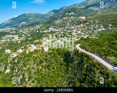 Image aérienne du village de Dhermi sur la Riviera albanaise Banque D'Images