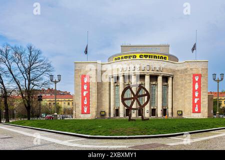 Berlin, Allemagne - 16 mars 2024 : le Volksbühne am Rosa-Luxemburg-Platz, théâtre emblématique de Berlin Banque D'Images