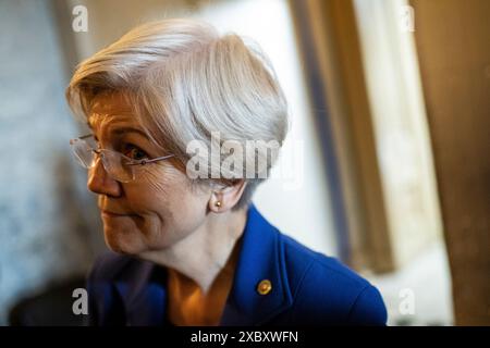 Washington, États-Unis. 13 juin 2024. La sénatrice Elizabeth Warren (d-ma) s’adresse aux médias au Capitole des États-Unis, à Washington, DC, le jeudi 13 juin, 2024. (Graeme Sloan/Sipa USA) crédit : Sipa USA/Alamy Live News Banque D'Images