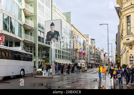 Berlin, Allemagne - le 19 mars 2024, l'ancien poste frontalier « Check point Charlie » à Berlin est le point de passage le plus célèbre du mur de Berlin Banque D'Images