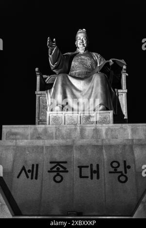 Roi Sejong le Grand monument sur la place Gwanghwamun dans le centre de Séoul, Corée du Sud, la nuit, le 29 janvier 2024 Banque D'Images