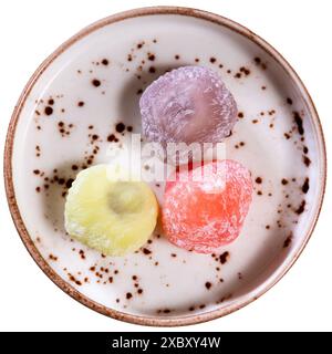 Crème glacée mochi et bâtonnets en bois sur plaque japonaise en gros plan Banque D'Images