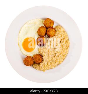 Repas méditerranéen composé d'œufs ensoleillés, de flocons d'avoine et de boulettes de viande Banque D'Images