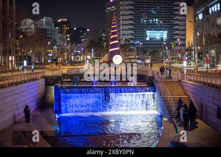 Vue nocturne du Cheonggyecheon Stream dans le centre-ville de Séoul, capitale de la Corée du Sud, le 29 janvier 2024 Banque D'Images