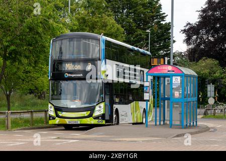 Un bus électrique Stagecoach à impériale à un arrêt de bus à la gare routière de l'hôpital Addenbrookes Banque D'Images