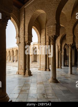 Galerie de couloir autour de la cour intérieure de la Grande Mosquée de Kairouan Banque D'Images