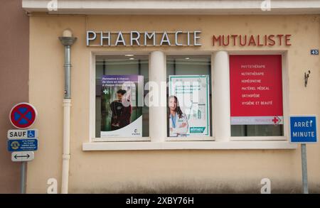 Mutuelle pharmacie ; Charlieu, Loire, Auvergne-Rhône-Alpes, France Banque D'Images