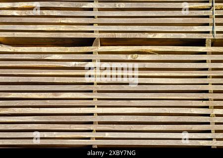 planches de bois empilées dans une scierie, fond texturé Banque D'Images
