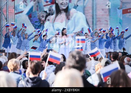 12 juin 2024, préparation de Petersburg, Russie : spectateurs et participants du concert festif pour la fête de la Russie à la forteresse Pierre et Paul en créant Petersburg vagues drapeaux avec le tricolore de la Fédération de Russie. De nombreux événements cérémoniels ont eu lieu à Pétersbourg le jour de la fête de la Russie. Dans l'après-midi, le 'bal des nationalités' a eu lieu dans le jardin Alexandre. Dans la soirée, un concert festif a débuté sur le territoire de la forteresse Pierre et Paul avec la participation du gouverneur de Pétersbourg, Alexandre Beglov. Sur le territoire de la forteresse, il y avait diverses aires de jeux thématiques, comme Banque D'Images