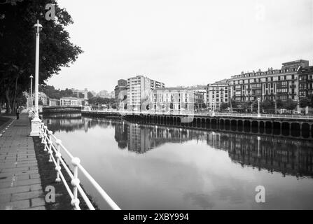 Promenade de la rivière Nervion avec la vieille ville de Bilbao en arrière-plan. Banque D'Images