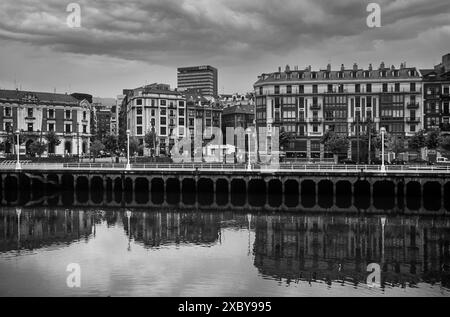 Promenade de la rivière Nervion avec la vieille ville de Bilbao en arrière-plan. Banque D'Images