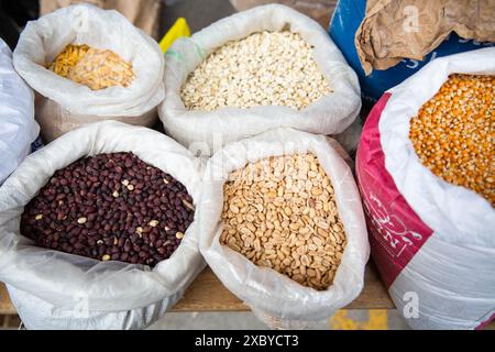 Des fruits à coque, du maïs et des haricots sont vendus sur un marché des Andes à Saquisilí, en Équateur Banque D'Images