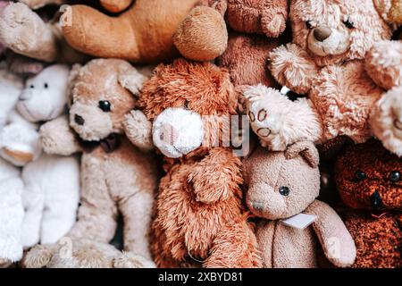 Ours en peluche. . Symbole de l'enfance et du confort. ours jouets dans les tons brun, blanc, beige et gris. Banque D'Images