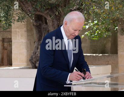 Savelletri di Fasano, Italie. 13 juin 2024. U. Le président Joe Biden signe le livre d’or lors de la cérémonie d’arrivée du 50e Sommet du G7 au complexe Borgo Egnazia, le 13 juin 2024, à Savelletri di Fasano, en Italie. Crédit : Presidenza del Consiglio/G7 Italia 2024/Alamy Live News Banque D'Images