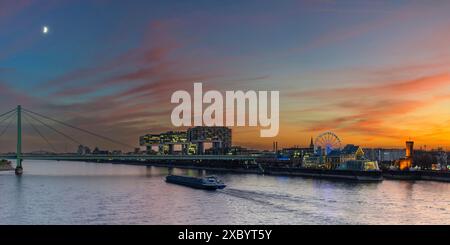 Panorama du pont Deutzer au port de Rheinau avec grues, musée du chocolat et Bayenturm, Cologne, Rhénanie du Nord-Westphalie, Allemagne Banque D'Images