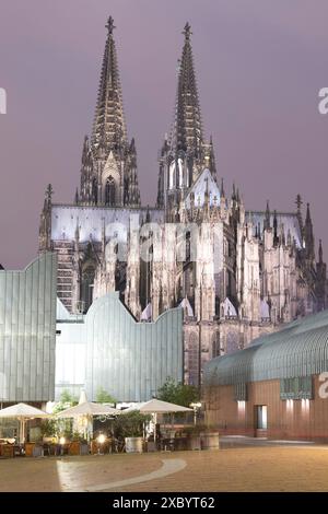 Heinrich-Boell-Platz, Musée Ludwig et cathédrale de Cologne, Cologne, Rhénanie-du-Nord-Westphalie, Allemagne Banque D'Images