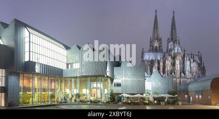 Heinrich-Boell-Platz, Musée Ludwig et cathédrale de Cologne, Cologne, Rhénanie-du-Nord-Westphalie, Allemagne Banque D'Images