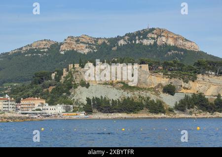 Baie de Cassis, côte méditerranéenne, rivage, montagnes, rochers, paysage, maisons, paysage urbain, Bouches-du-Rhône, Provence, France Banque D'Images