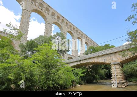 Aqueduc de Roquefavour construit en 1847 à partir du canal de Marseille et pont sur le ruisseau de l'Arc, viaduc, arcades, Ventabren, Bouches-du-Rhône Banque D'Images