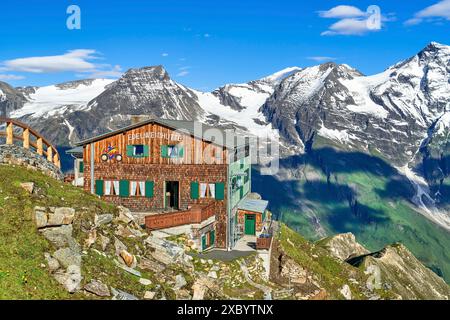 Edelweisshuette sur l'Edelweissspitze avec panorama de montagne, neige, Grossglockner High Alpine Road, Parc National Hohe Tauern, Pinzgau, Salzbourg Banque D'Images