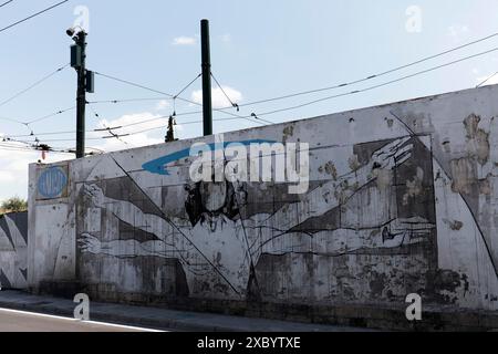 Homme de Vitruve d'après le dessin de Léonard de Vinci, murale de l'artiste de rue grec INO, quartier Gazi, Athènes, Grèce Banque D'Images