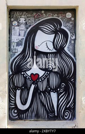 Figure féminine au cœur rouge, graffiti de l'artiste de rue grecque Sonke, quartier Exarchia, Athènes, Grèce Banque D'Images