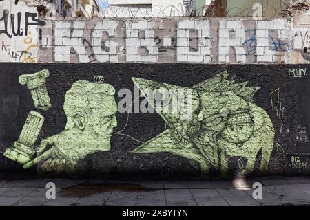 L'homme parle aux poissons, les poissons avalent la bulle de discours, murale surréaliste par l'artiste de rue Ruin, quartier Exarchia, Athènes, Grèce Banque D'Images