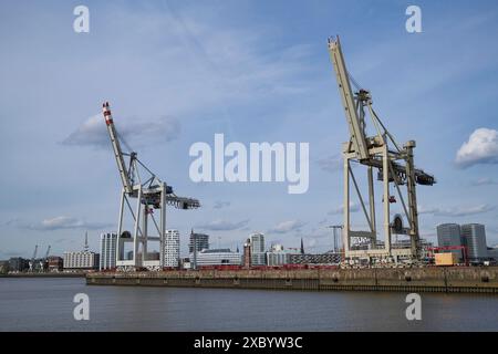 Systèmes de grues dans le port de Hambourg, ville hanséatique de Hambourg, Allemagne Banque D'Images