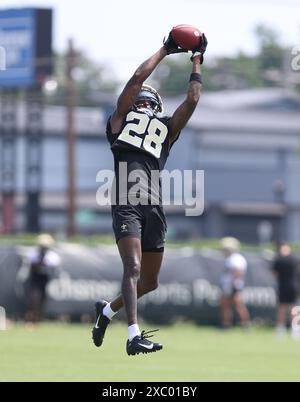 Metairie, États-Unis. 13 juin 2024. Le cornerback des Saints de la Nouvelle-Orléans Rejzohn Wright (28) saute pour arracher le ballon des airs lors de la troisième journée d'activités de mini-ampères obligatoires au centre de performance sportive Ochsner à Metairie, Louisiane, le jeudi 13 juin 2024. (Photo de Peter G. Forest/SipaUSA) crédit : Sipa USA/Alamy Live News Banque D'Images