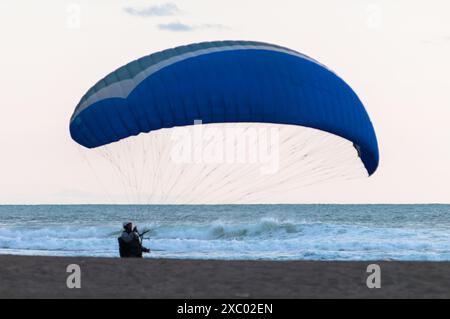 Parapente aérienne dans le ciel au-dessus de Yogyakarta, Java central, Indonésie Banque D'Images