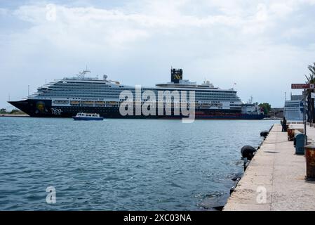 Brindisi, Italie. 13 juin 2024. Plus de 2000 policiers avaient prévu d'être hébergés sur les Goddes de la nuit à Brindisi pendant le sommet, mais ils ont été saisis après les plaintes concernant les mauvaises conditions. Le sommet du Groupe des sept (G7) est un forum économique et politique intergouvernemental composé du Japon, de l'Italie, du Canada, du Royaume-Uni, de Allemagne et États-Unis. Cette année, le sommet se tient en Italie. (Photo de Krisztian Elek/SOPA images/SIPA USA) crédit : SIPA USA/Alamy Live News Banque D'Images