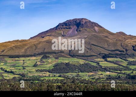 Volcan Corazón, paysage andin avec ses champs de culture et ses montagnes montrant leur verdure par un matin clair Banque D'Images