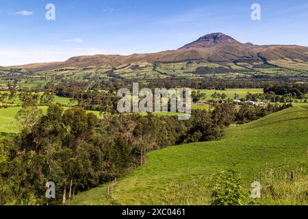 Volcan Corazón, paysage andin avec ses champs de culture et ses montagnes montrant leur verdure par un matin clair Banque D'Images