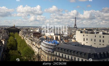 Vue sur la Tour Eiffel depuis le toit de la maison. printemps paris avec de beaux nuages Banque D'Images