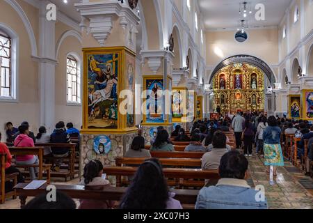 Aloasí, Mejia, Pichincha, Équateur, 18 02 2024 : Vecino del pueblo asisten a la misa dominical en el Santuario Nuestra señora de los Dolores. Banque D'Images